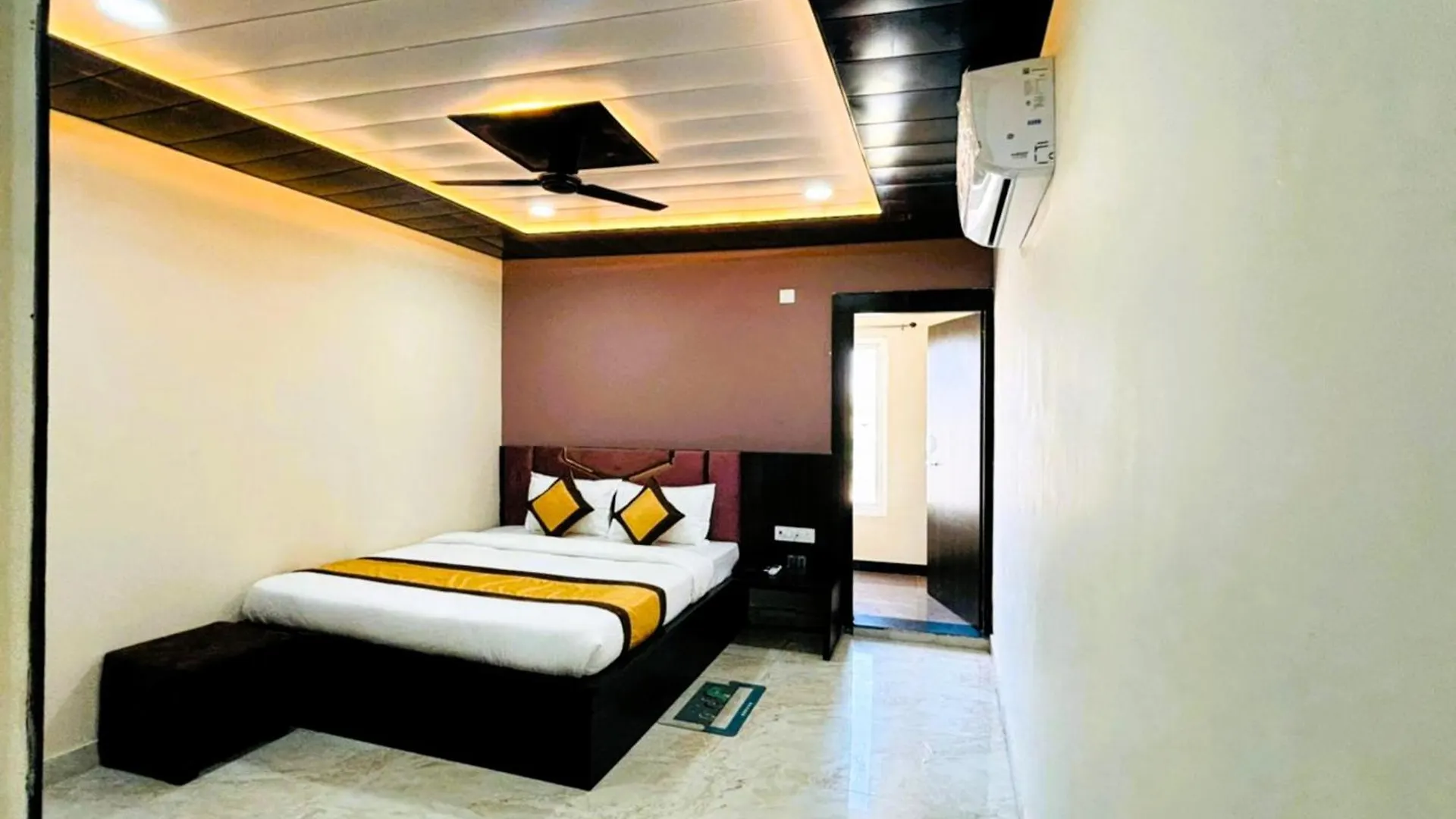 G R Hotel Imperial Inn Varanasi - Family Friendly With Luxury Room - Near Kashi Vishwanath Temple And Ganga Ghat - Excellent Customer Service Awarded 0*,  Inde